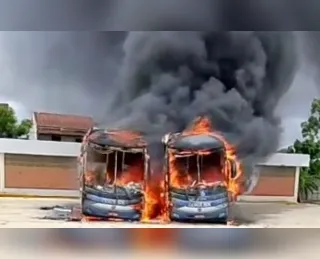 Vídeo: Três ônibus da Cidade Sol são destruídos pelo fogo na Bahia