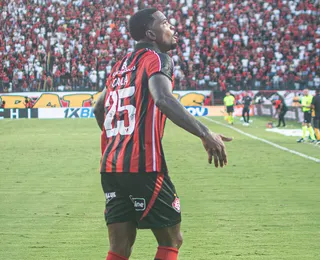 Vitória ainda negocia presença de Cacá em jogo contra o Corinthians