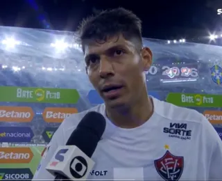 Volante do Vitória ironiza arbitragem em derrota parcial: "Se falar toma punição"