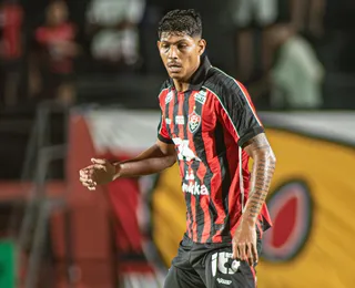 Zé Vitor volta a ser titular no concorrido meio-campo do Vitória