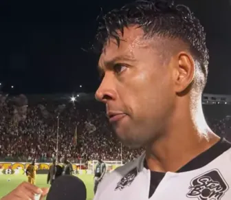 Autor de gol, ex-Vitória detona arbitragem no Barradão após expulsão