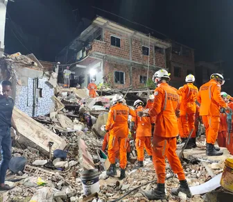 Duas pessoas continuam desaparecidas após prédio desabar em Salvador