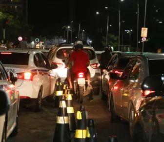 Engarrafamento na região do Salvador Shopping irrita motoristas e trava cidade