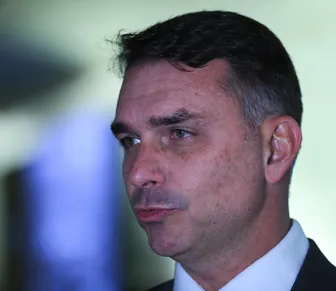 Flávio diz que Jair Bolsonaro foi "enterrado vivo"