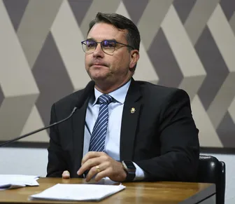 Flávio Bolsonaro repete Roseana Sarney e 'queima na largada' das eleições