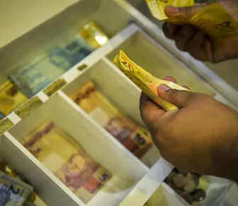 Estudantes podem receber R$ 200 a partir do dia 24; saiba como