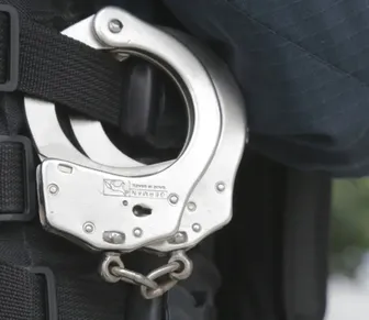 Mulher é detida após queimar mãos do filho como castigo
