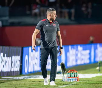Jair Ventura celebra "pacto" cumprido pelo Vitória após vencer o Inter
