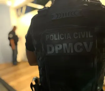 Homem é preso após invadir delegacia durante perseguição a mulher na Bahia