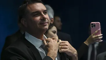 "Pega ladrão" e "bandido": Flávio Bolsonaro é recebido com protestos no Rio; veja vídeo