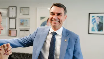 Flávio Bolsonaro abraça o sertanejo e lança jingle de campanha