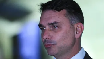Flávio diz que Jair Bolsonaro foi "enterrado vivo"