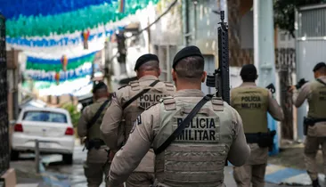 Funcionário é flagrado enviando fotos de policiais e acaba preso