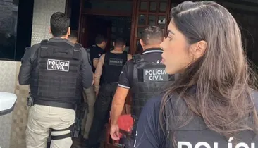 Homem ataca policiais com facão durante cumprimento de mandado na Bahia