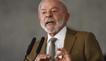 Lula assina medida provisória que zera a 'taxa das blusinhas'