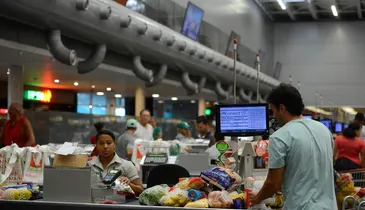 Rede de supermercados anuncia funcionamento 24h em meio a debate da escala 6x1
