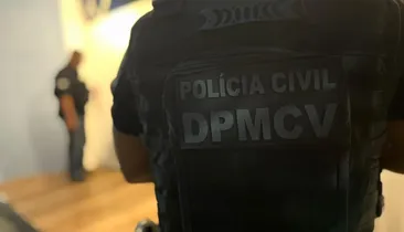 Homem é preso após invadir delegacia durante perseguição a mulher na Bahia