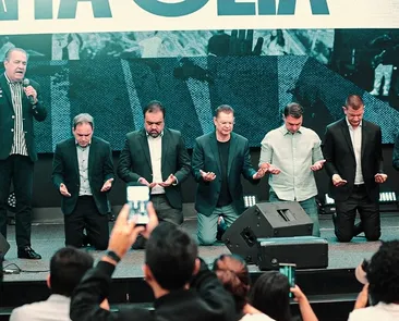 Em nome do pai: igrejas evangélicas se tornam polos decisivos na hora do voto