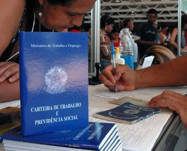 Oposição tenta incluir contratação por horas como alternativa a 6x1