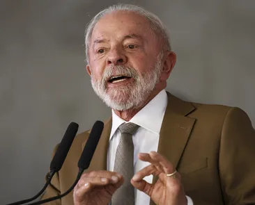 Lula assina medida provisória que zera a 'taxa das blusinhas'