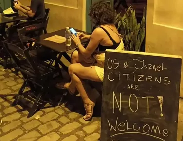 Bar em ponto turístico é multado por placa contra americanos e israelenses - Imagem