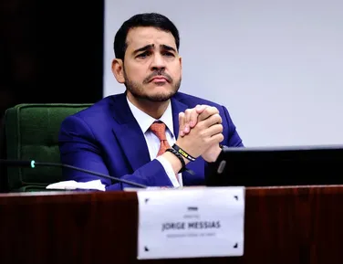 Base de Lula faz mudanças na CCJ do Senado para ajudar Jorge Messias - Imagem
