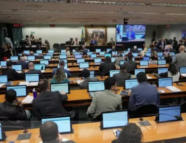 CCJ da Câmara aprova proposta parcial para acabar com escala 6x1 - Imagem