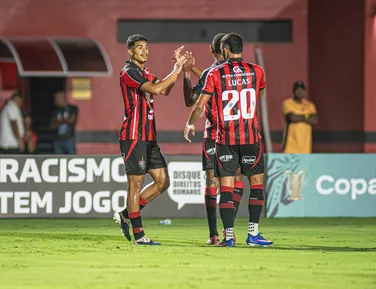 Com reservas, Vitória vence o Piauí e mantém liderança no Nordestão - Imagem