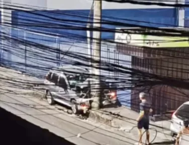 Duas pessoas morrem após carro colidir com poste em Salvador - Imagem
