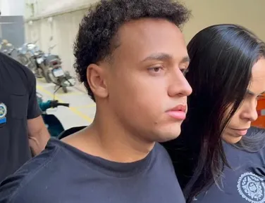 Estupro coletivo: réu se entrega com camisa escrita “Não se arrependa” - Imagem