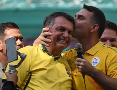 "Meu pai escapou por pouco da morte", diz Flávio Bolsonaro - Imagem