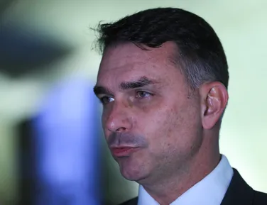 Flávio Bolsonaro descarta Eduardo como ministro em possível governo - Imagem