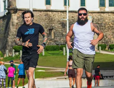 Guitarrista do Guns N’ Roses é flagrado correndo na Barra antes de show em Salvador - Imagem