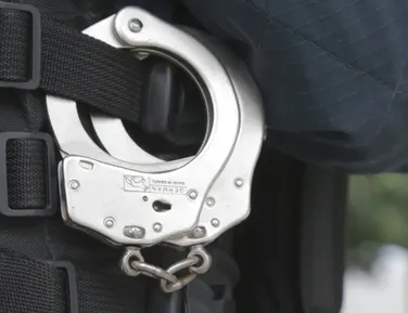 Homem é preso suspeito de abusar da filha e obrigar a usar cocaína - Imagem