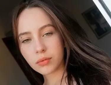 Jovem no freezer: vítima foi morta a facadas e encontrada por companheira do suspeito - Imagem