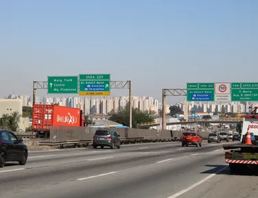 Lei quer obrigar carregadores de carros elétricos em rodovias do Brasil - Imagem