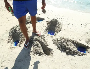 Líquido colorido surge em praia de Salvador e mata peixes; saiba o que é - Imagem