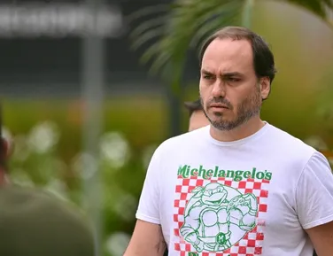 “Mais forte e ativo”: Carlos relata melhora de Bolsonaro na domiciliar - Imagem