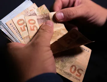 Acima de R$ 1,7 mil! Governo Lula quer aumentar salário mínimo em 2027 - Imagem