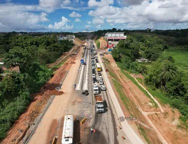 Obras do VLT fecham ruas e mudam trânsito na Estrada do Derba - Imagem