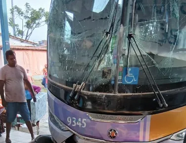 Duas mulheres morrem após ônibus invadir rodoviária no interior da Bahia - Imagem