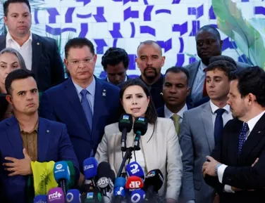 Oposição anuncia pedidos de impeachment contra 16 ministros - Imagem