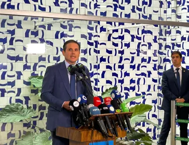 Partidos de Lula e Bolsonaro se unem em projeto que pressiona Motta - Imagem