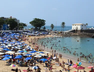 Alerta no litoral: saiba quais praias baianas evitar após as chuvas - Imagem