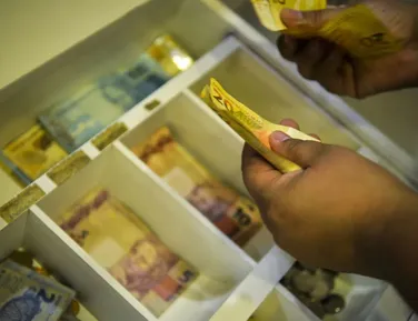 Quem trabalha mais ganha até 58% menos no Brasil, diz estudo - Imagem