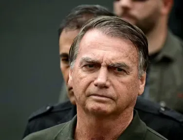 Bolsonaro tem alta após cirurgia e volta para prisão domiciliar - Imagem