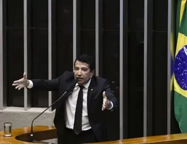 Senador bolsonarista é acusado de dar tapa no rosto de técnica de enfermagem - Imagem
