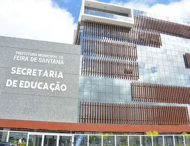 Feira de Santana paga valores a 2,6 mil servidores da educação nesta quinta - Imagem