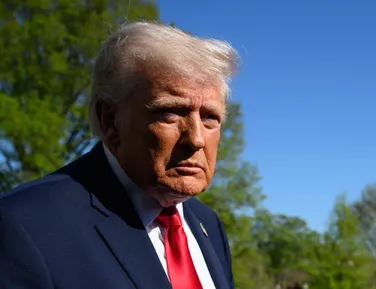 Trump avança e anuncia bloqueio total do Estreito de Ormuz - Imagem