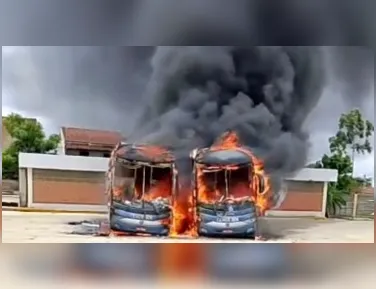 Vídeo: Três ônibus da Cidade Sol são destruídos pelo fogo na Bahia - Imagem